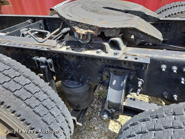 image for item EC4319 2006 Volvo Truck VNL semi truck