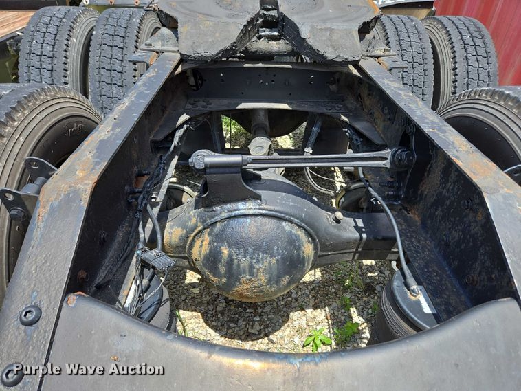 image for item EC4319 2006 Volvo Truck VNL semi truck