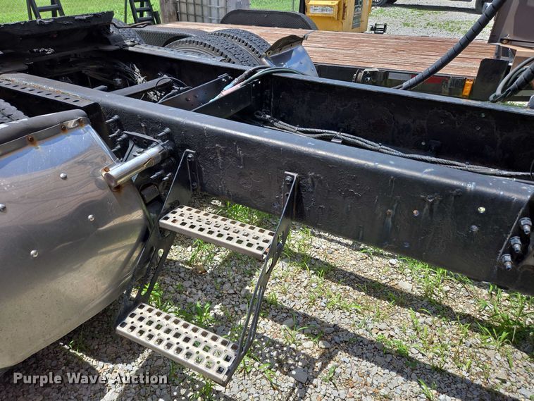 image for item EC4319 2006 Volvo Truck VNL semi truck