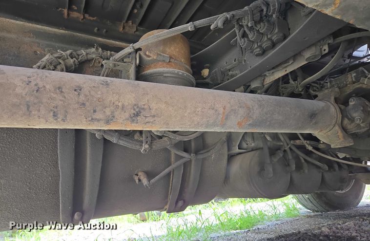 image for item EC4319 2006 Volvo Truck VNL semi truck