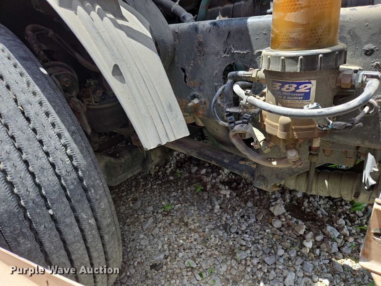 image for item EC4319 2006 Volvo Truck VNL semi truck