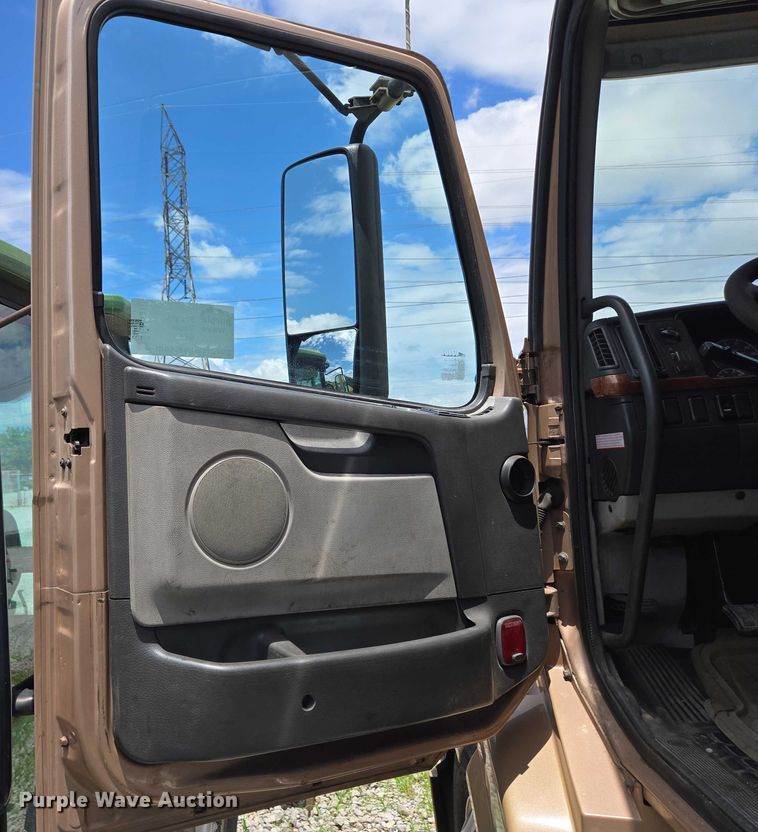 image for item EC4319 2006 Volvo Truck VNL semi truck