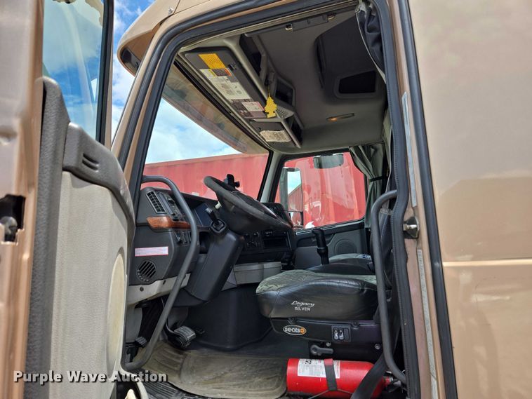 image for item EC4319 2006 Volvo Truck VNL semi truck