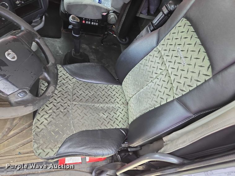 image for item EC4319 2006 Volvo Truck VNL semi truck