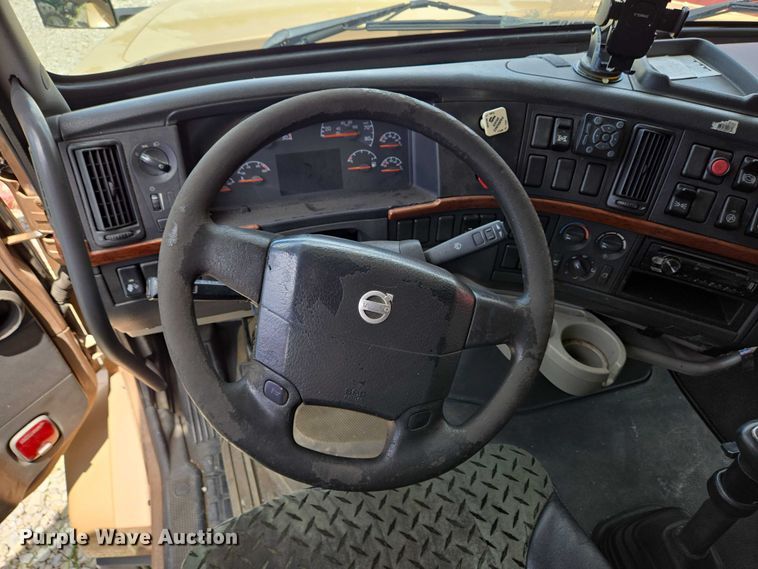 image for item EC4319 2006 Volvo Truck VNL semi truck