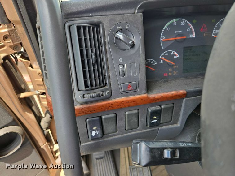 image for item EC4319 2006 Volvo Truck VNL semi truck