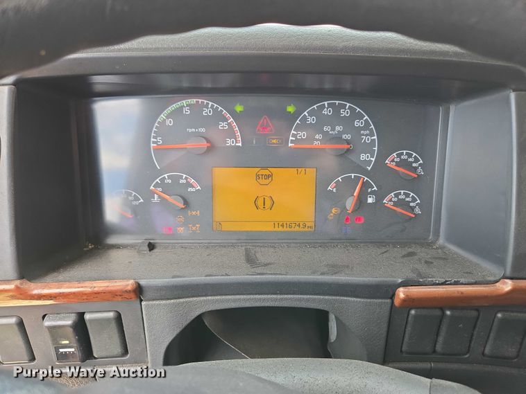 image for item EC4319 2006 Volvo Truck VNL semi truck