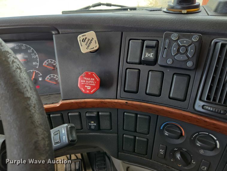 image for item EC4319 2006 Volvo Truck VNL semi truck