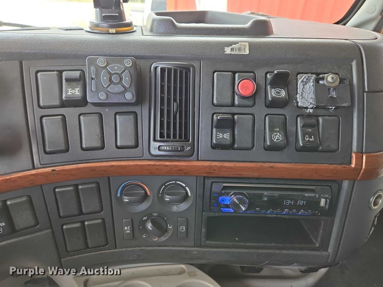 image for item EC4319 2006 Volvo Truck VNL semi truck