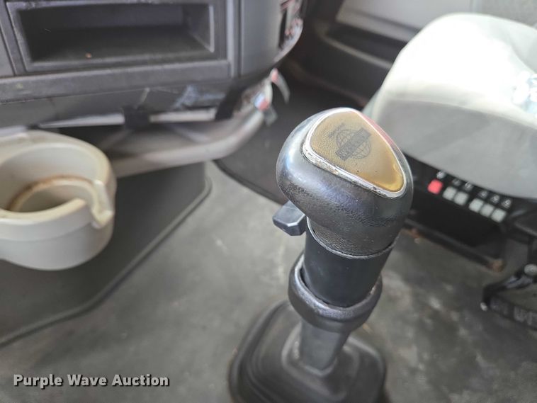 image for item EC4319 2006 Volvo Truck VNL semi truck