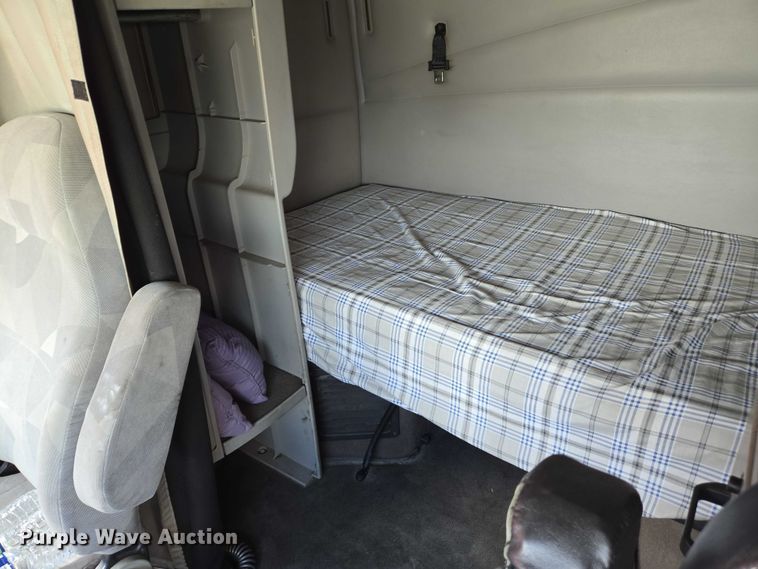 image for item EC4319 2006 Volvo Truck VNL semi truck