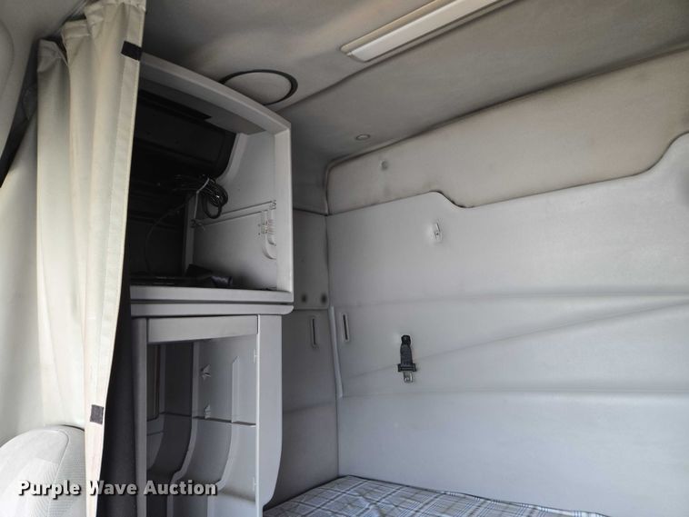 image for item EC4319 2006 Volvo Truck VNL semi truck