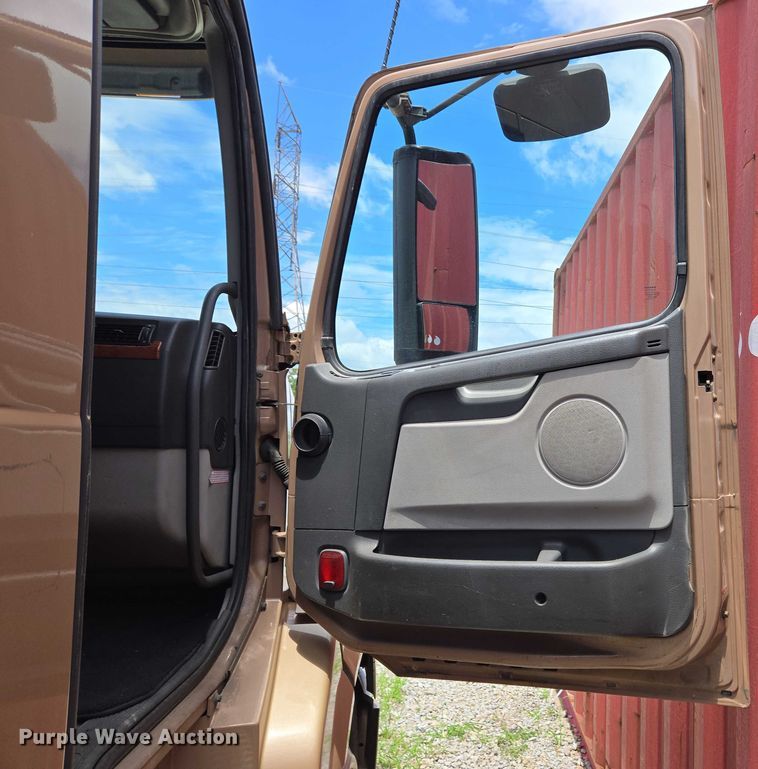 image for item EC4319 2006 Volvo Truck VNL semi truck