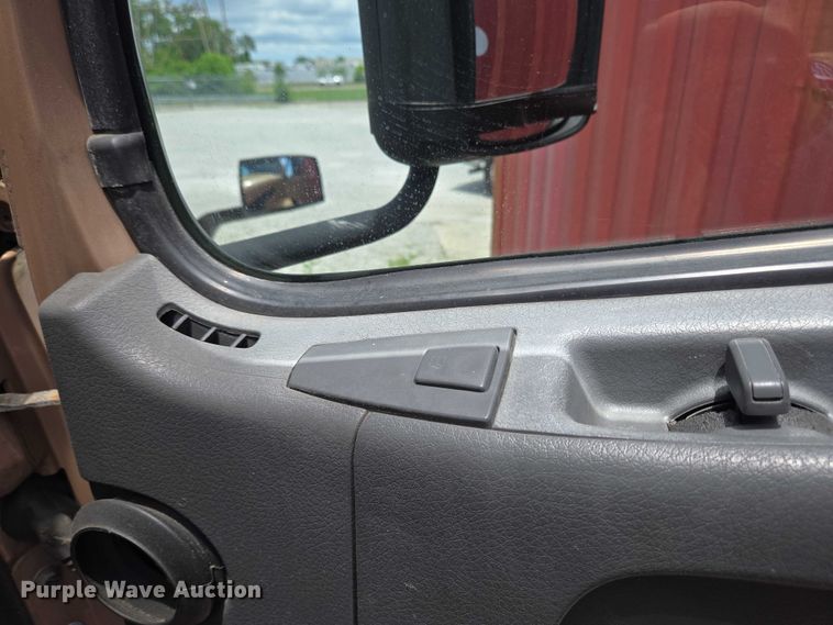 image for item EC4319 2006 Volvo Truck VNL semi truck