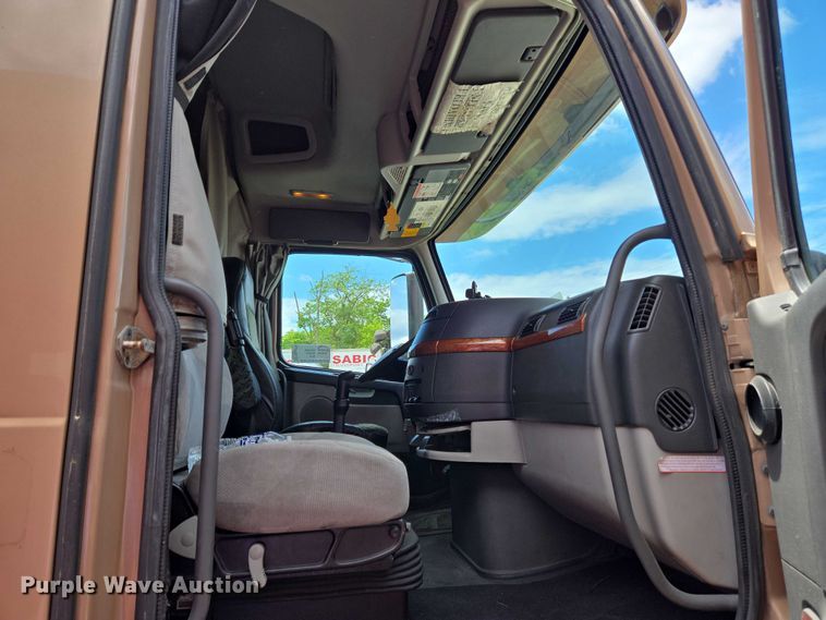 image for item EC4319 2006 Volvo Truck VNL semi truck