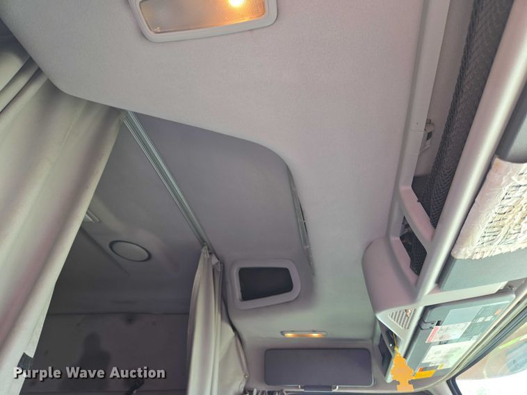 image for item EC4319 2006 Volvo Truck VNL semi truck