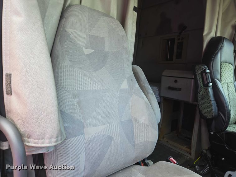 image for item EC4319 2006 Volvo Truck VNL semi truck