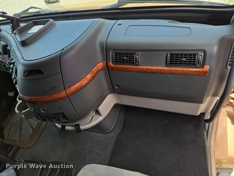 image for item EC4319 2006 Volvo Truck VNL semi truck