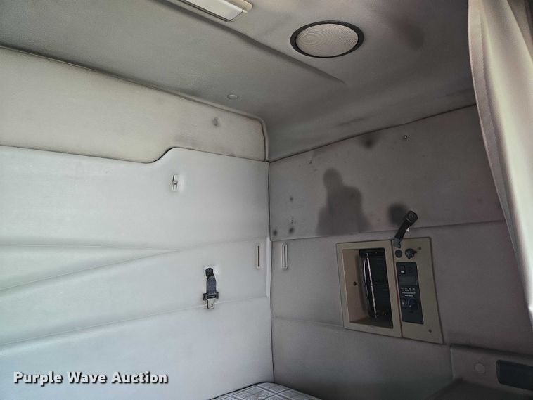 image for item EC4319 2006 Volvo Truck VNL semi truck