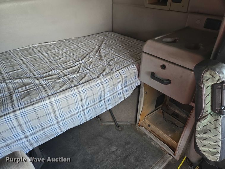 image for item EC4319 2006 Volvo Truck VNL semi truck