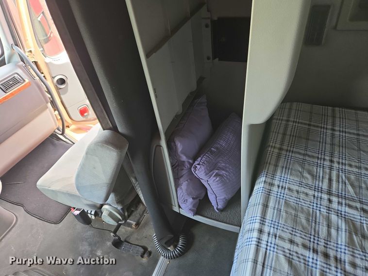 image for item EC4319 2006 Volvo Truck VNL semi truck