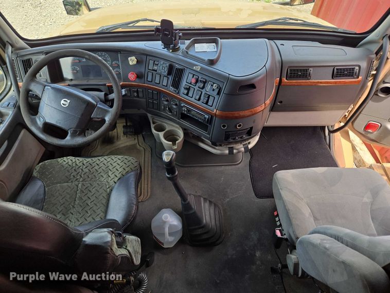 image for item EC4319 2006 Volvo Truck VNL semi truck