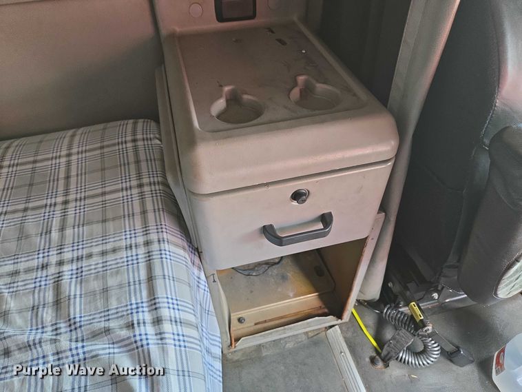 image for item EC4319 2006 Volvo Truck VNL semi truck