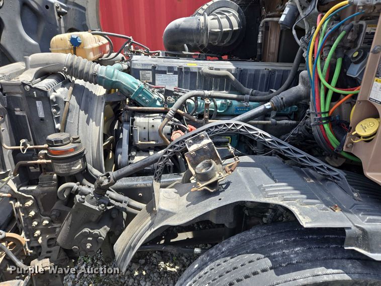 image for item EC4319 2006 Volvo Truck VNL semi truck