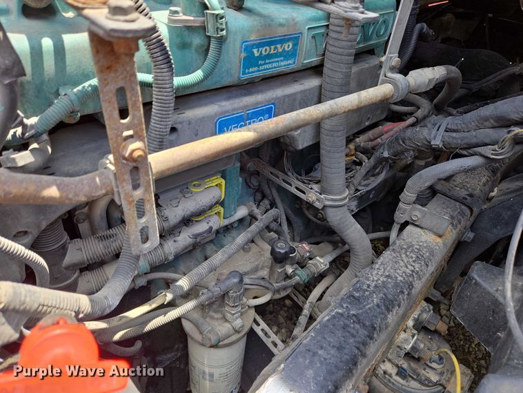 image for item EC4319 2006 Volvo Truck VNL semi truck