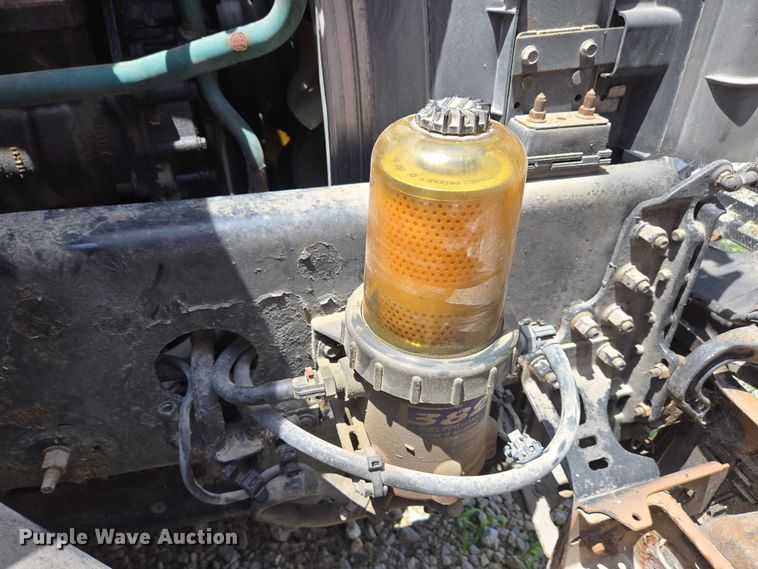 image for item EC4319 2006 Volvo Truck VNL semi truck