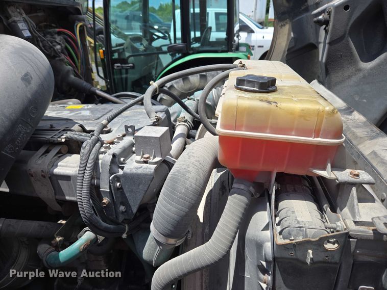 image for item EC4319 2006 Volvo Truck VNL semi truck