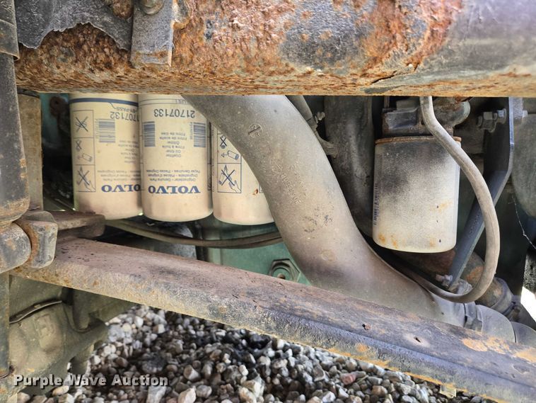 image for item EC4319 2006 Volvo Truck VNL semi truck