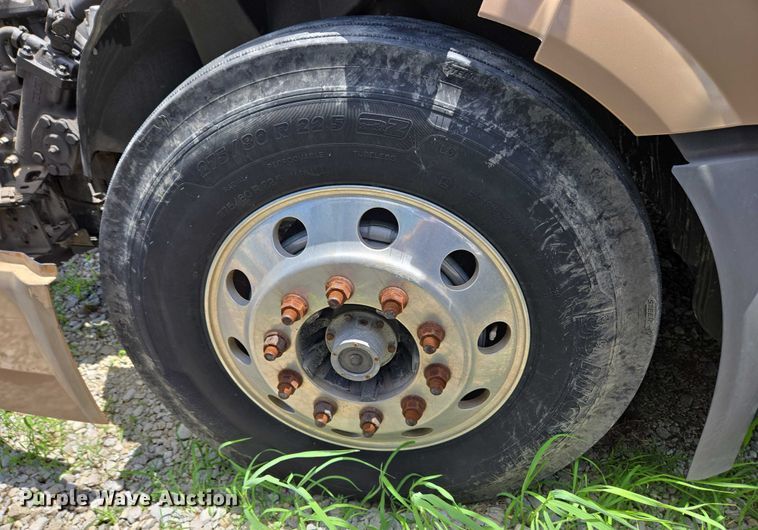 image for item EC4319 2006 Volvo Truck VNL semi truck