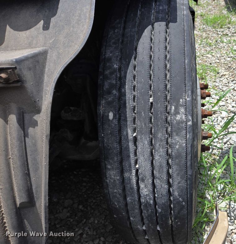 image for item EC4319 2006 Volvo Truck VNL semi truck