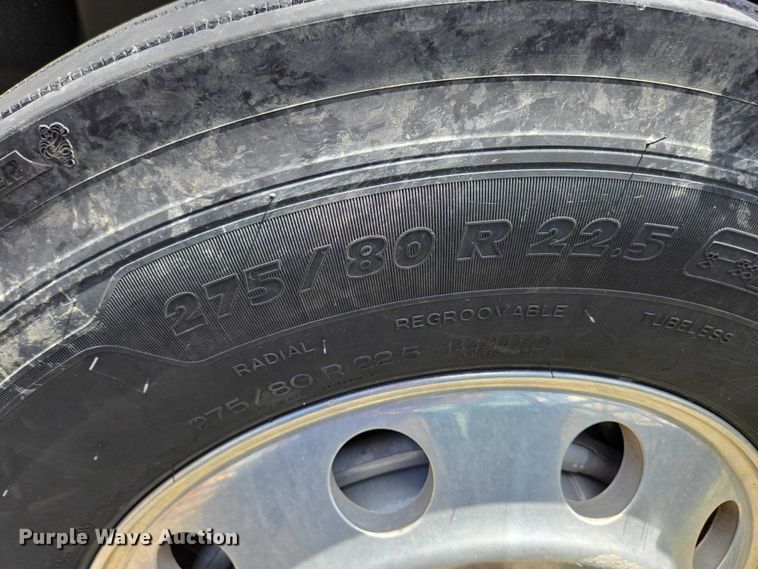 image for item EC4319 2006 Volvo Truck VNL semi truck