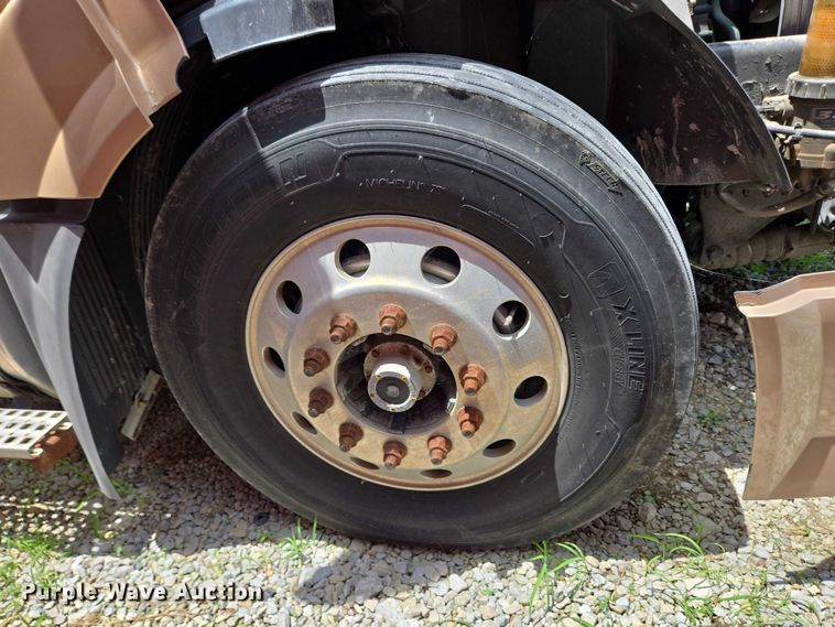 image for item EC4319 2006 Volvo Truck VNL semi truck