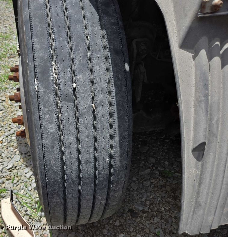 image for item EC4319 2006 Volvo Truck VNL semi truck