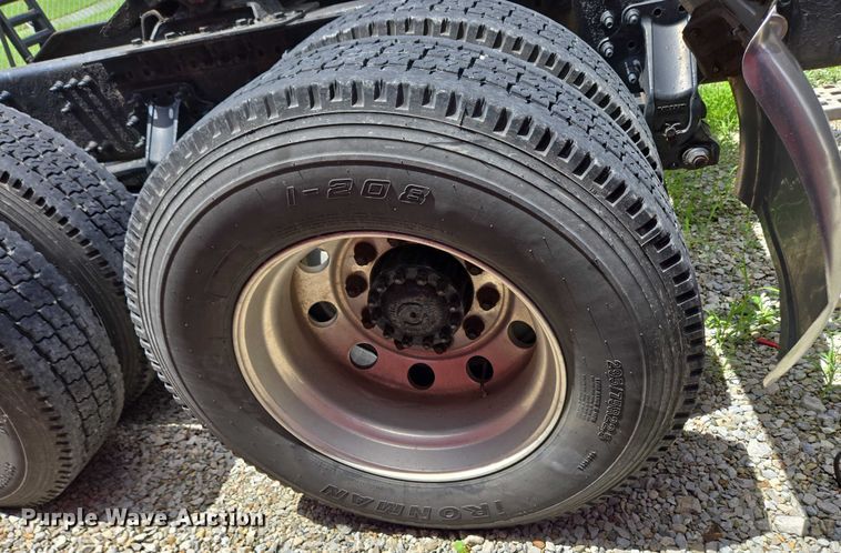 image for item EC4319 2006 Volvo Truck VNL semi truck