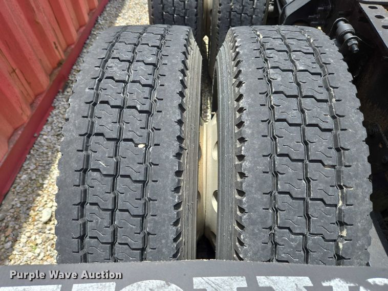 image for item EC4319 2006 Volvo Truck VNL semi truck