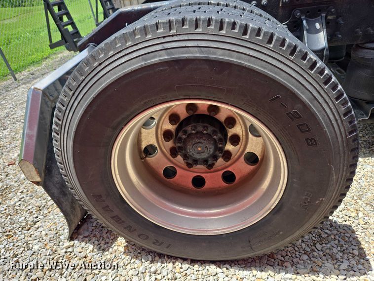 image for item EC4319 2006 Volvo Truck VNL semi truck