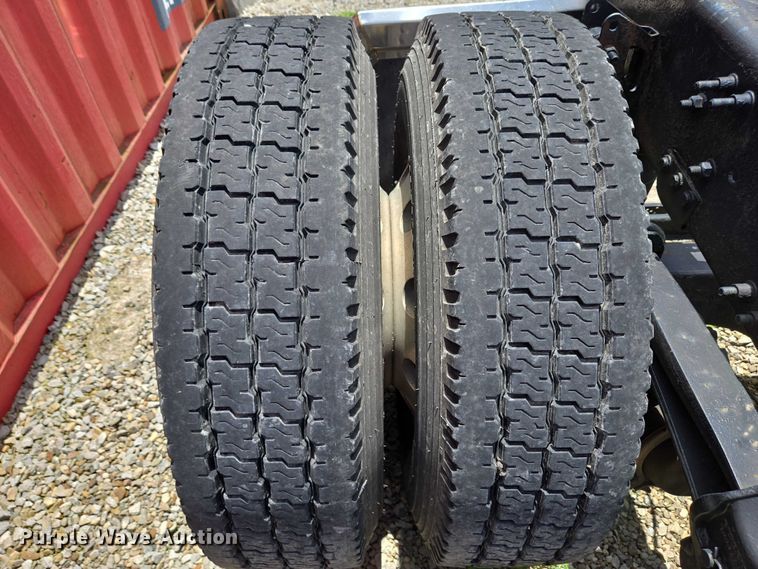 image for item EC4319 2006 Volvo Truck VNL semi truck