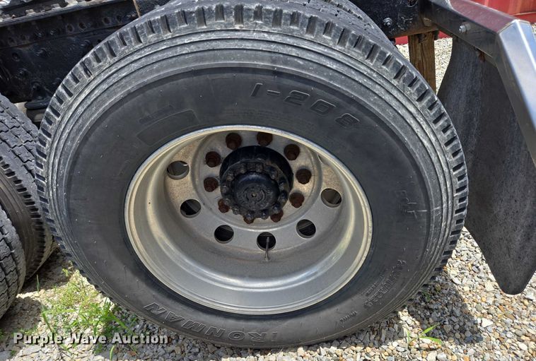 image for item EC4319 2006 Volvo Truck VNL semi truck