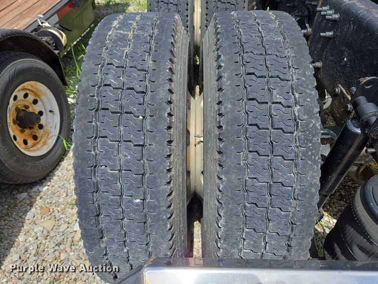 image for item EC4319 2006 Volvo Truck VNL semi truck