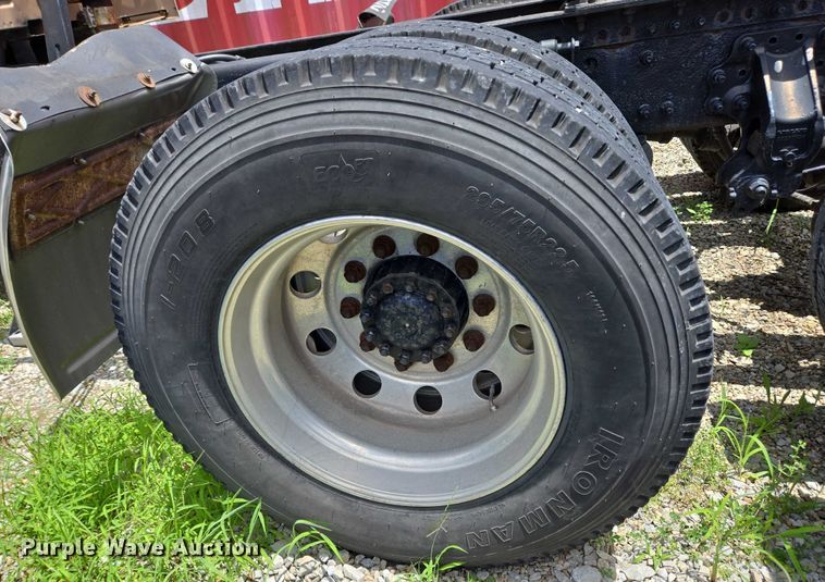 image for item EC4319 2006 Volvo Truck VNL semi truck