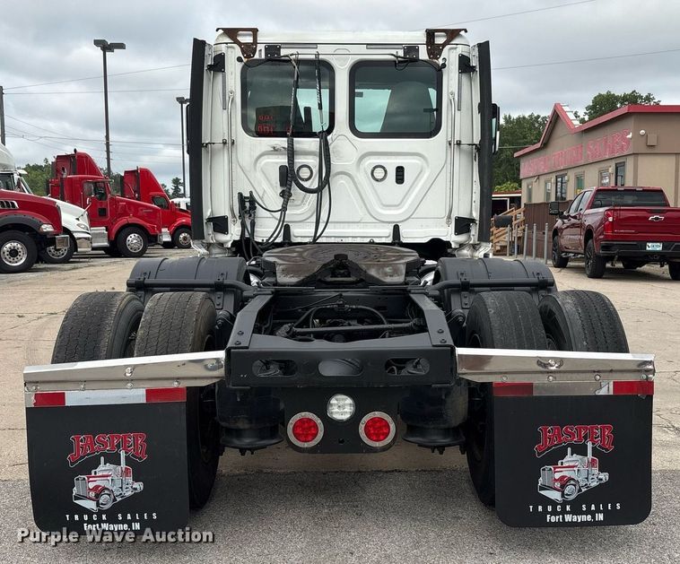 image for item EC4349 2018 Freightliner Cascadia 125 semi truck