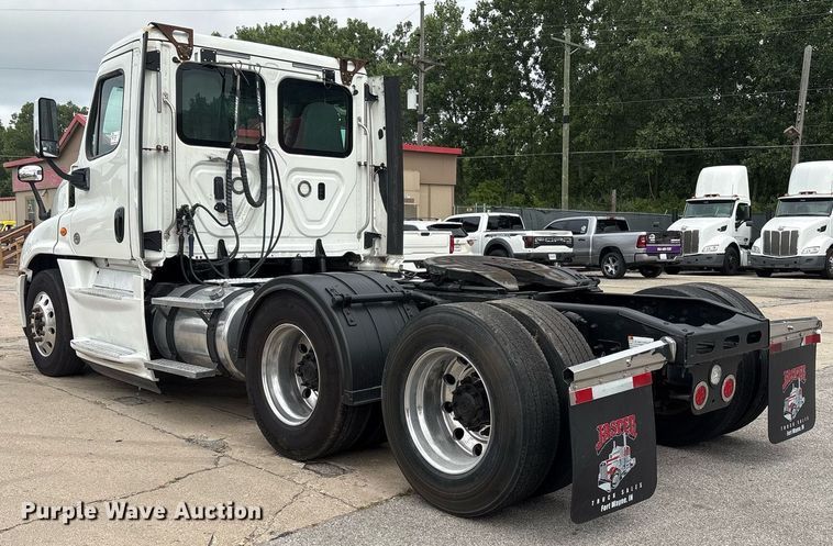 image for item EC4349 2018 Freightliner Cascadia 125 semi truck