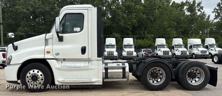 image for item EC4349 2018 Freightliner Cascadia 125 semi truck