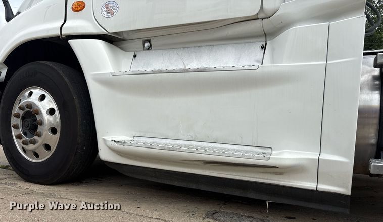 image for item EC4349 2018 Freightliner Cascadia 125 semi truck