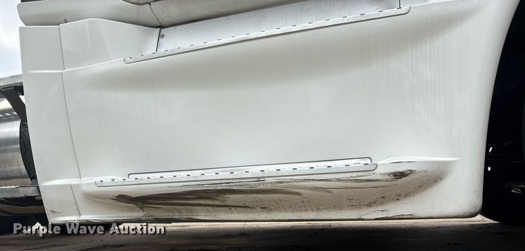 image for item EC4349 2018 Freightliner Cascadia 125 semi truck