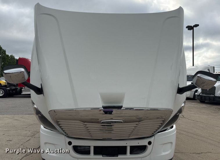 image for item EC4349 2018 Freightliner Cascadia 125 semi truck